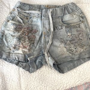 Graphic print pull-on destroyed denim shorts, size Medium